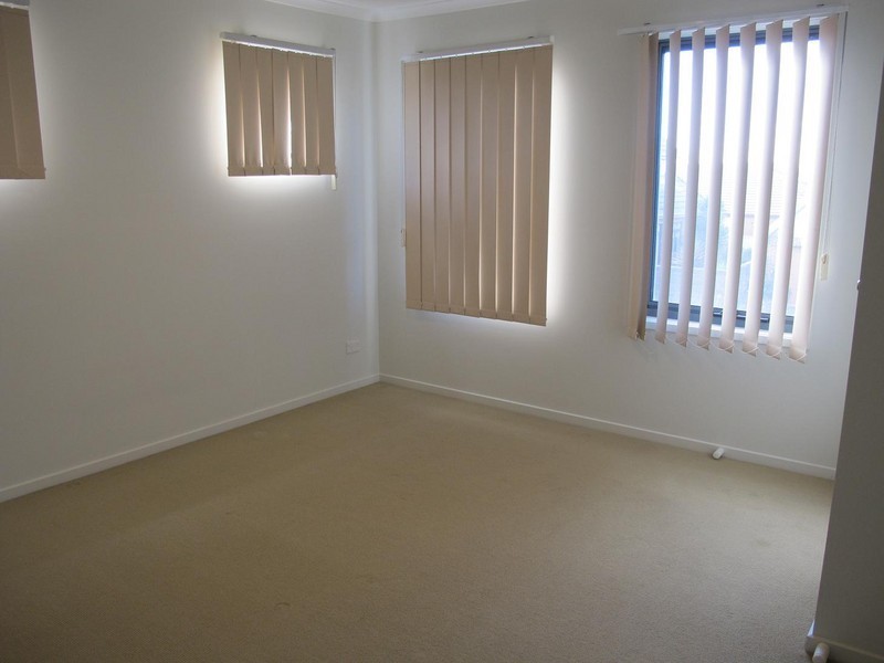 1/8 Sherdley Green, Caroline Springs VIC 3023