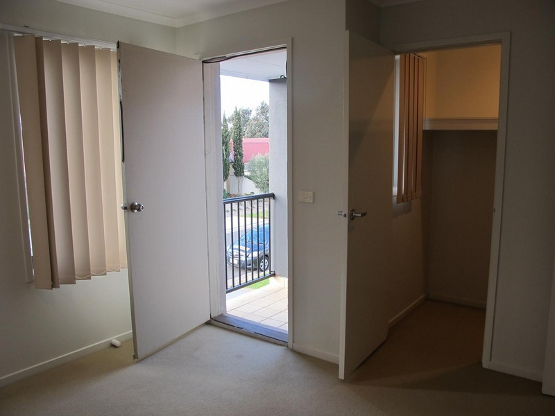 1/8 Sherdley Green, Caroline Springs VIC 3023