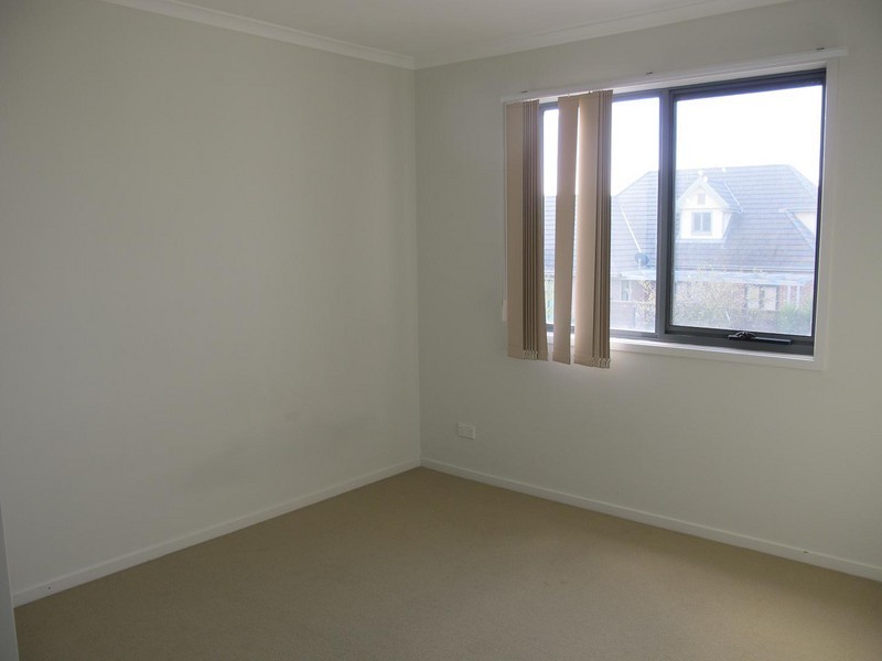 1/8 Sherdley Green, Caroline Springs VIC 3023