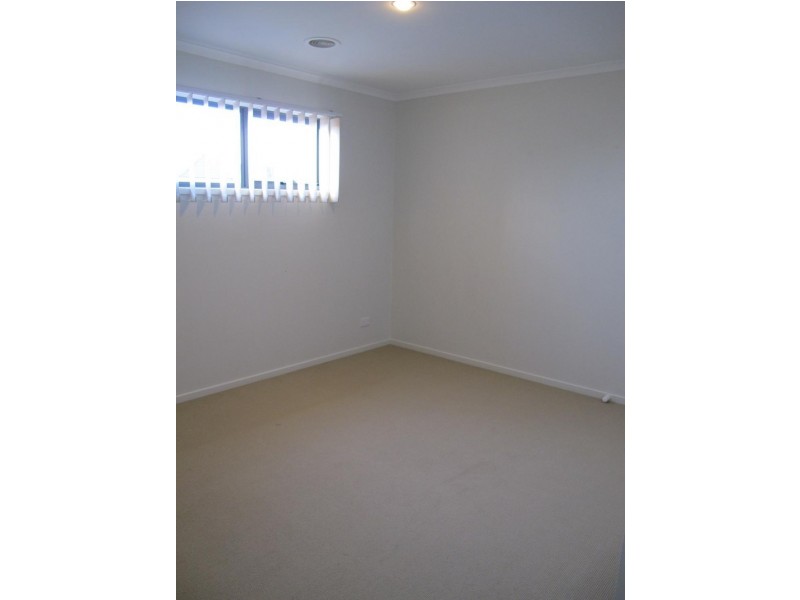 1/8 Sherdley Green, Caroline Springs VIC 3023