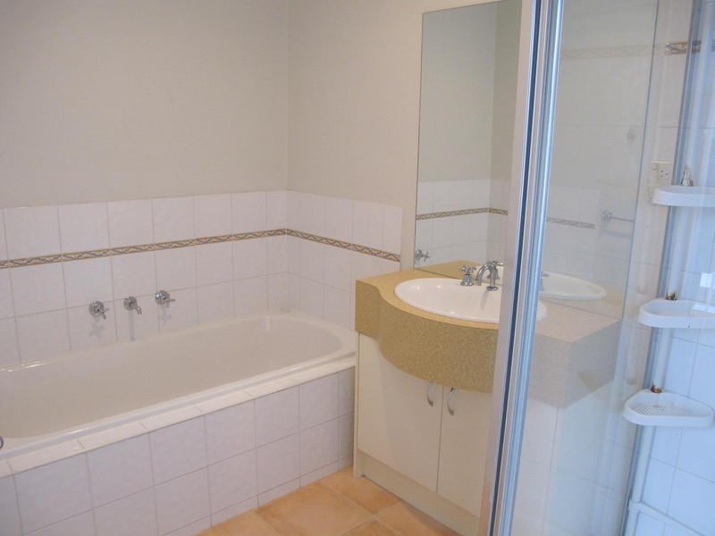 1/8 Sherdley Green, Caroline Springs VIC 3023