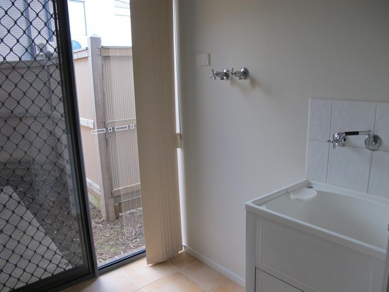 1/8 Sherdley Green, Caroline Springs VIC 3023