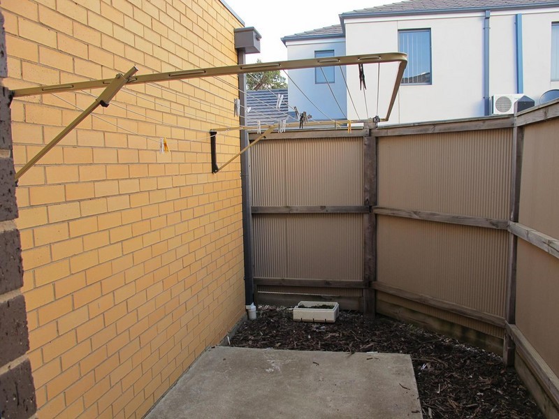 1/8 Sherdley Green, Caroline Springs VIC 3023