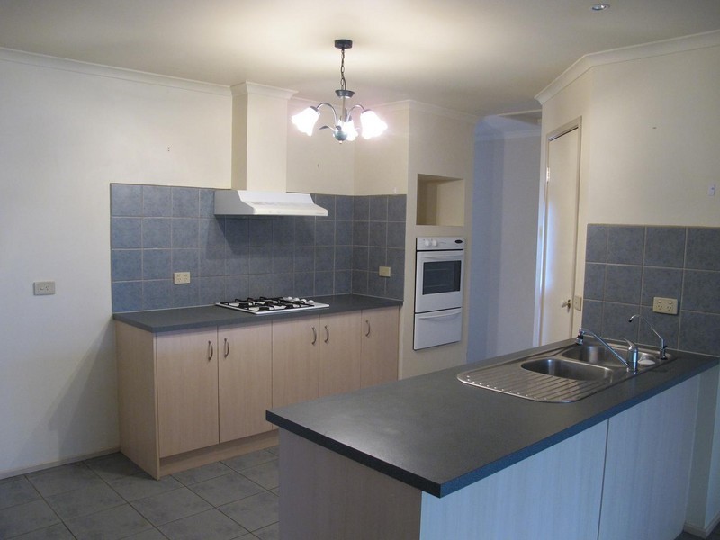 2 Upton Drive, Hillside VIC 3037