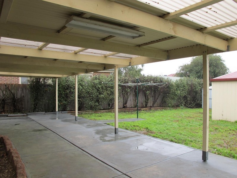 2 Upton Drive, Hillside VIC 3037