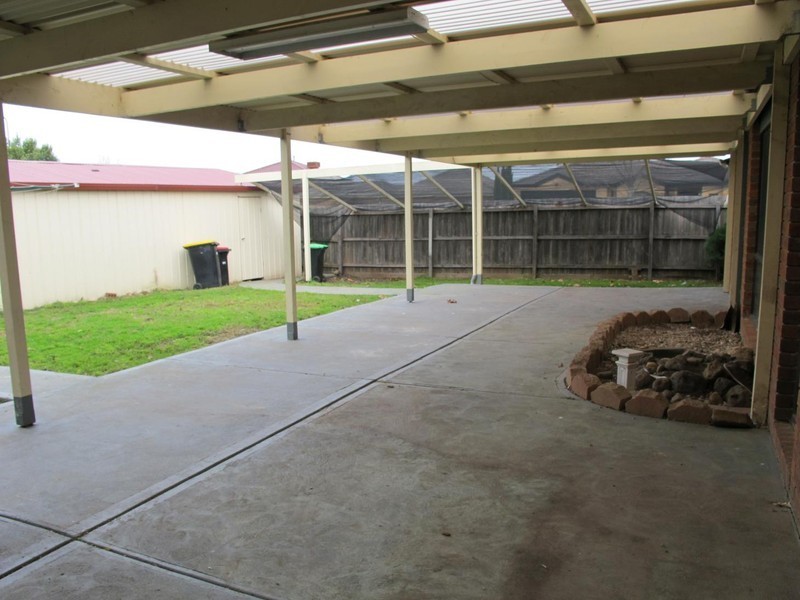 2 Upton Drive, Hillside VIC 3037