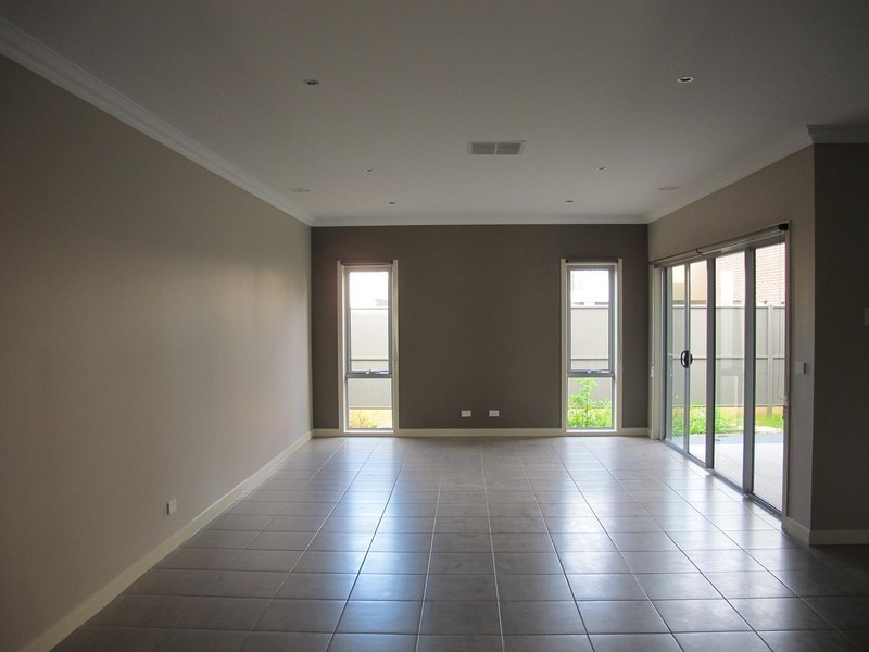 16 Marine Parade, Caroline Springs VIC 3023