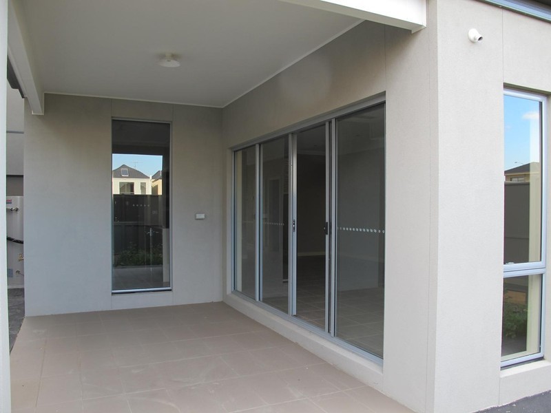 16 Marine Parade, Caroline Springs VIC 3023