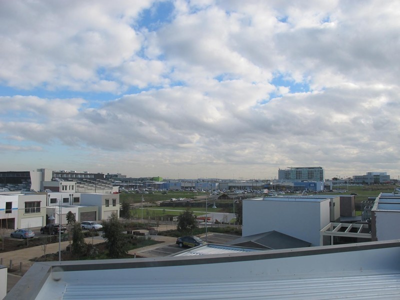 62 Commercial Road, Caroline Springs VIC 3023