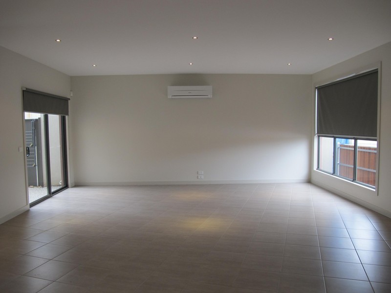 62 Commercial Road, Caroline Springs VIC 3023