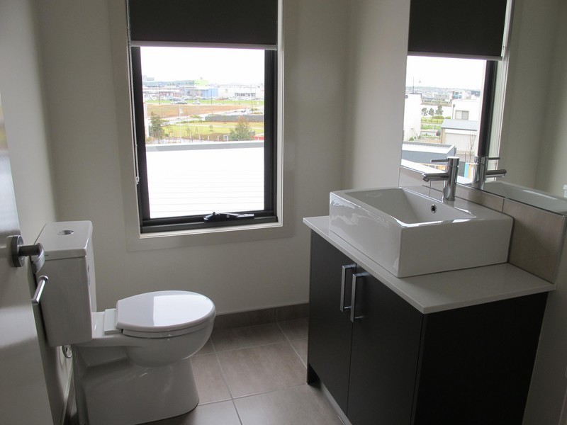 62 Commercial Road, Caroline Springs VIC 3023