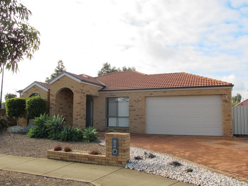 60 Naracoorte Drive, Caroline Springs VIC 3023