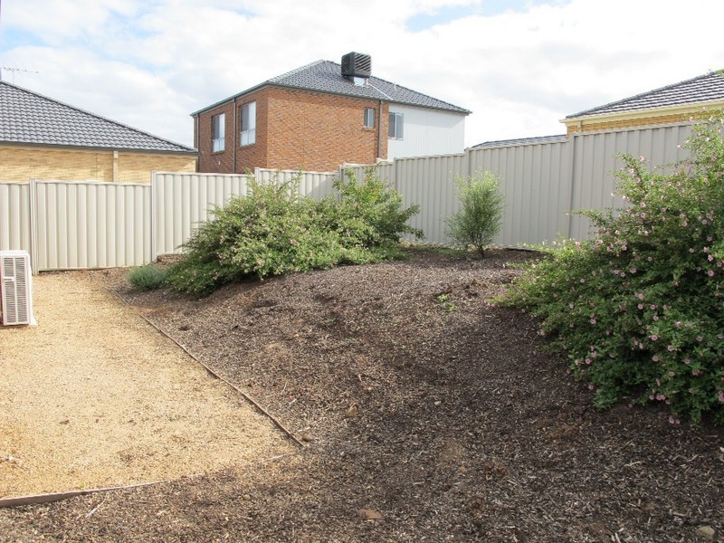 26 Hawksbury Green, Caroline Springs VIC 3023