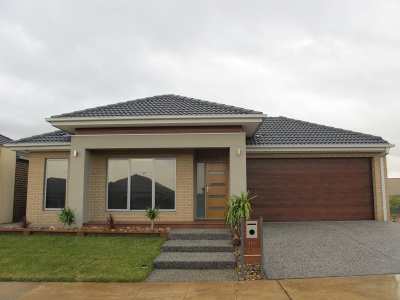 111 Oakview Parade, Caroline Springs VIC 3023