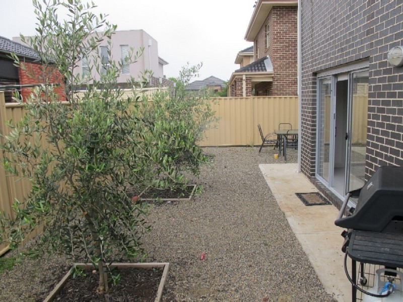 11 Irwin Gardens, Caroline Springs VIC 3023