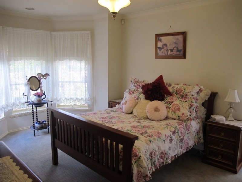 4 Franklin Place, Caroline Springs VIC 3023