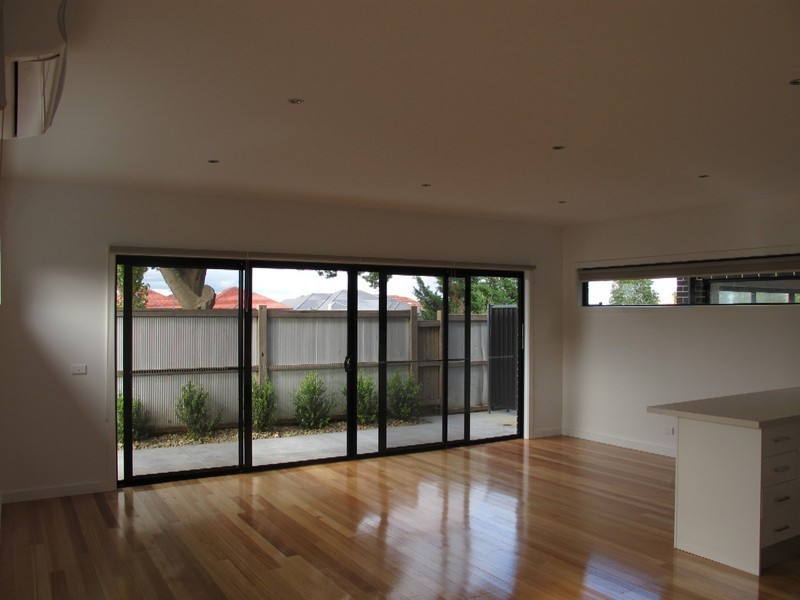 10/8 Sherdley Green, Caroline Springs VIC 3023