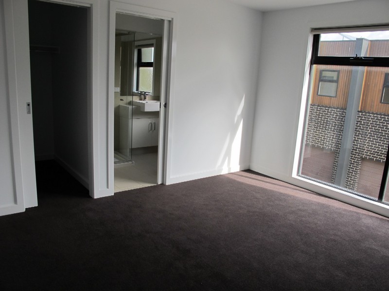 10/8 Sherdley Green, Caroline Springs VIC 3023