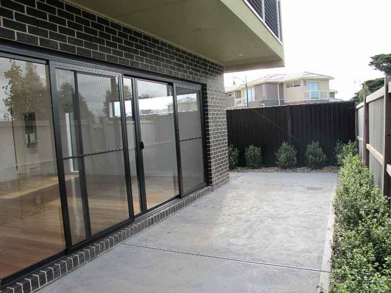 10/8 Sherdley Green, Caroline Springs VIC 3023