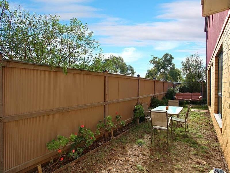 9/8 Sherdley Green, Caroline Springs VIC 3023