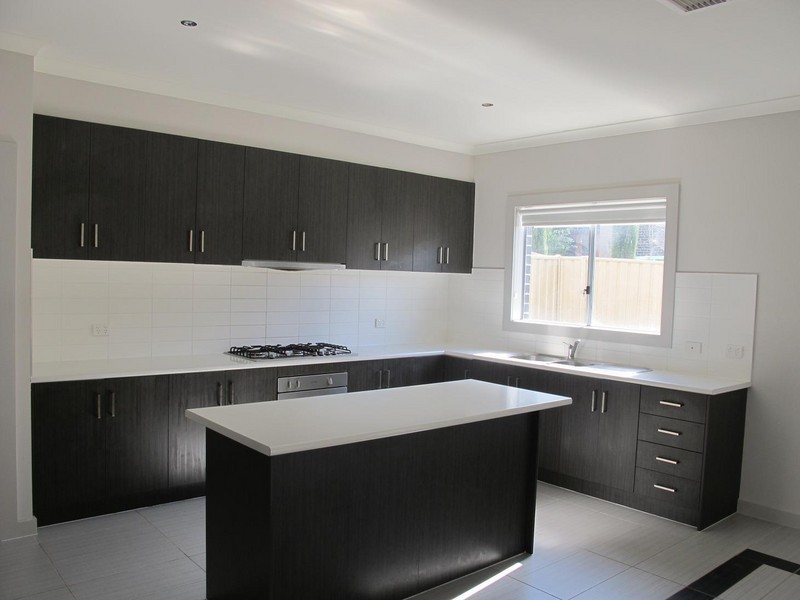 11 Irwin Gardens, Caroline Springs VIC 3023