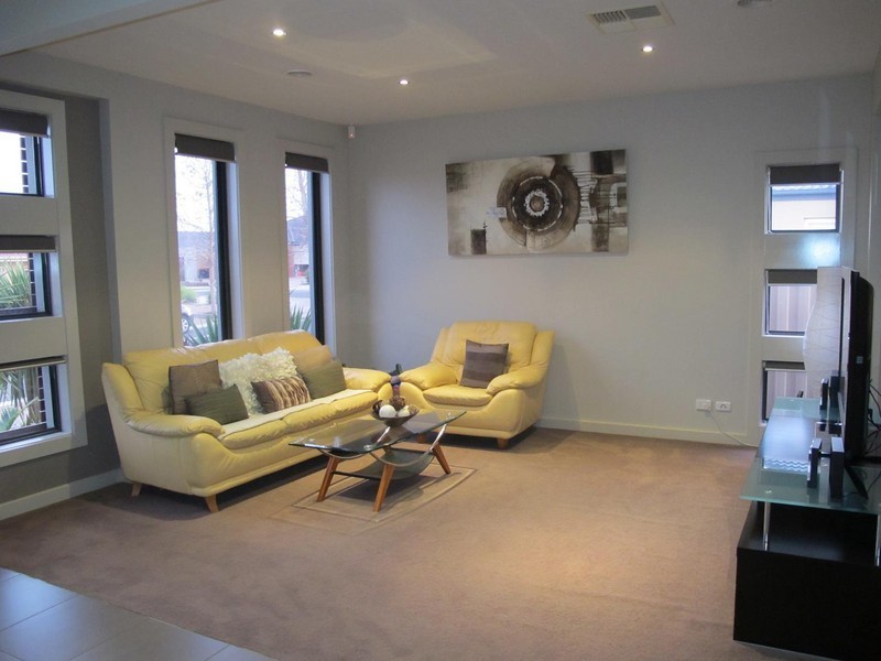 4 Duneira Grove, Caroline Springs VIC 3023