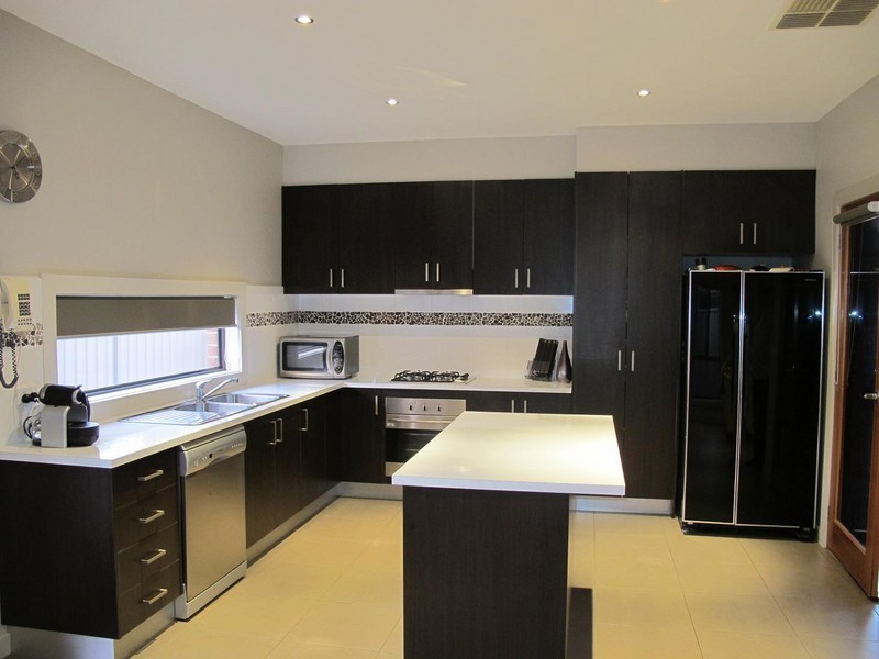 4 Duneira Grove, Caroline Springs VIC 3023