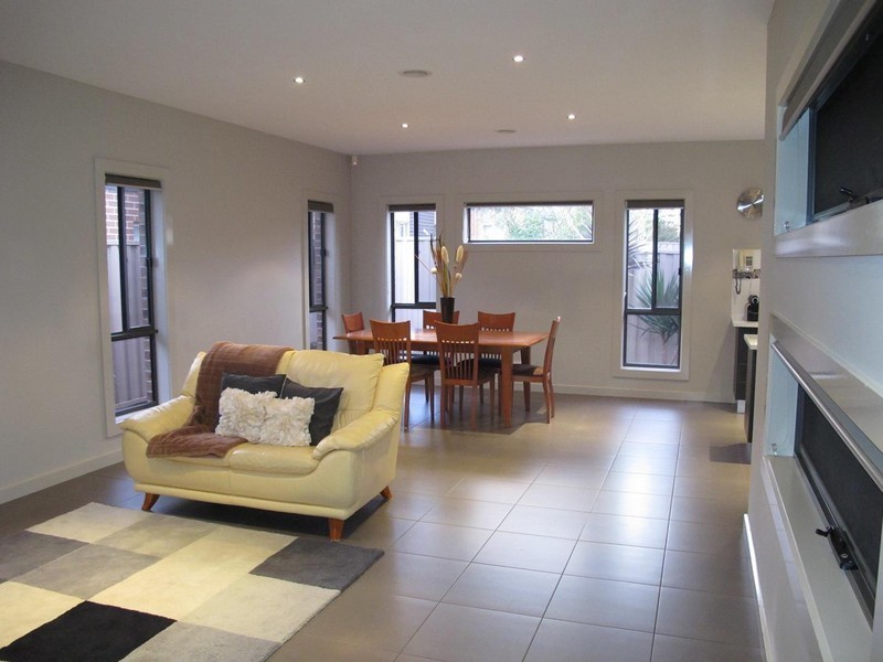 4 Duneira Grove, Caroline Springs VIC 3023