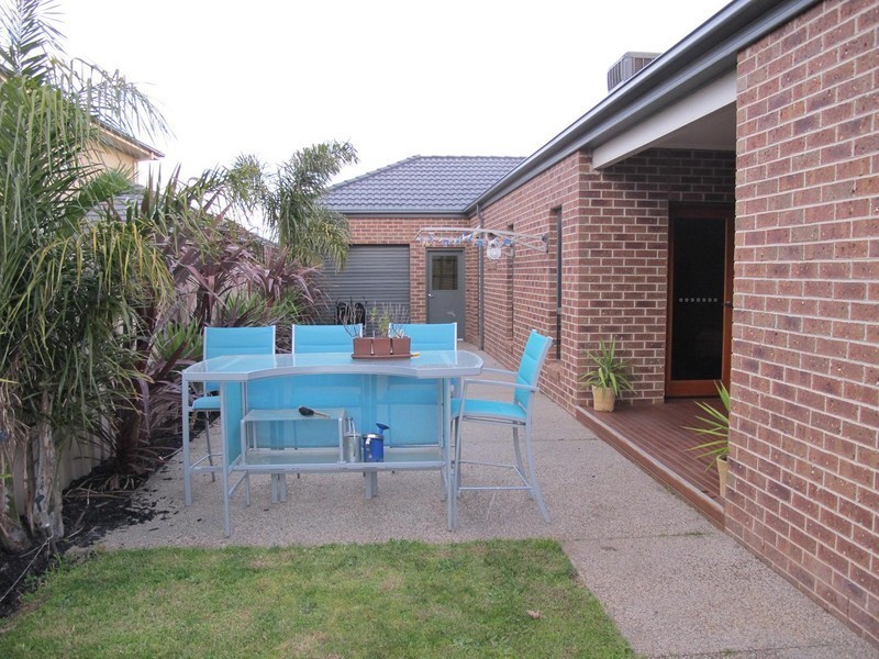 4 Duneira Grove, Caroline Springs VIC 3023