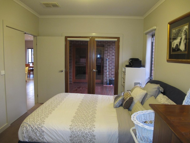 4 Duneira Grove, Caroline Springs VIC 3023