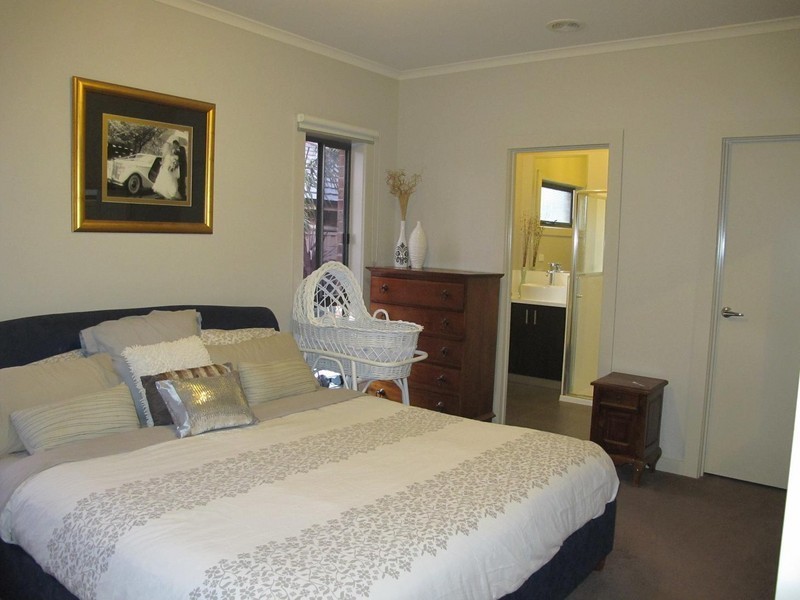 4 Duneira Grove, Caroline Springs VIC 3023