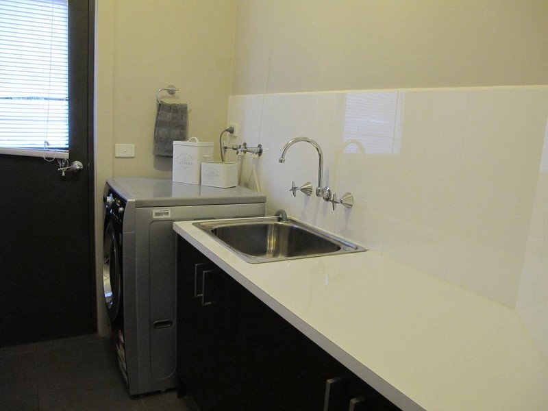 4 Duneira Grove, Caroline Springs VIC 3023