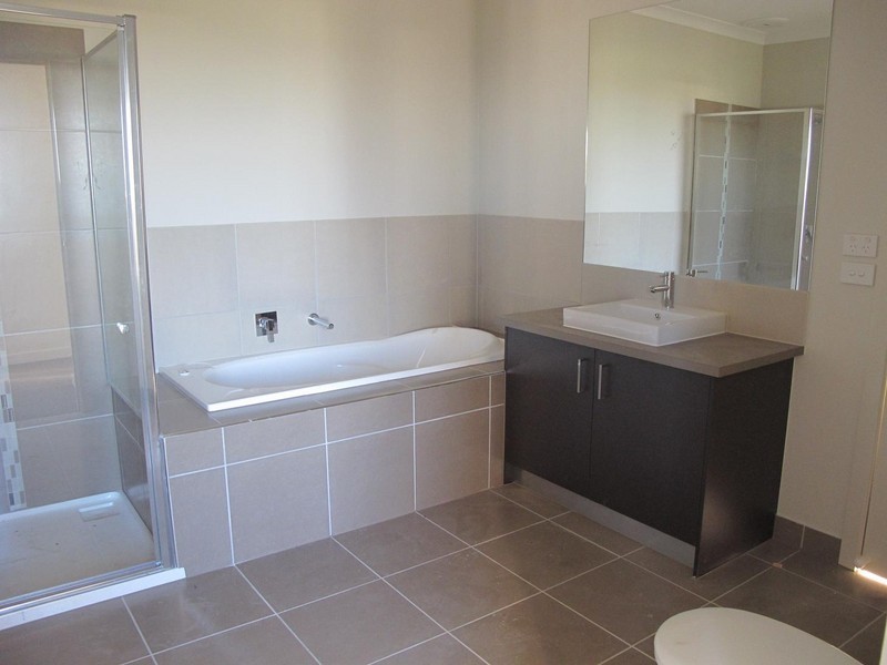 1/69-77  Lancefield Drive, Caroline Springs VIC 3023