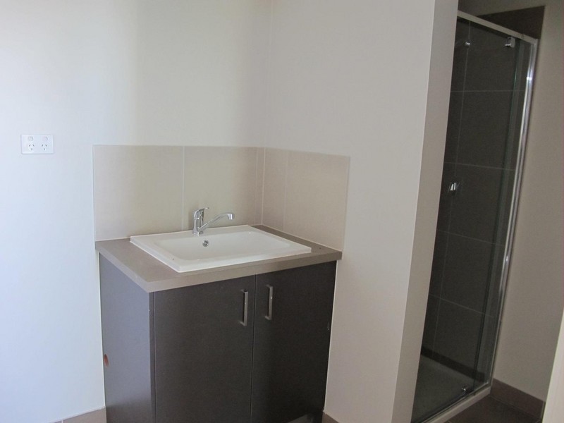 1/69-77  Lancefield Drive, Caroline Springs VIC 3023