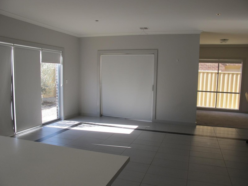 11 Irwin Gardens, Caroline Springs VIC 3023