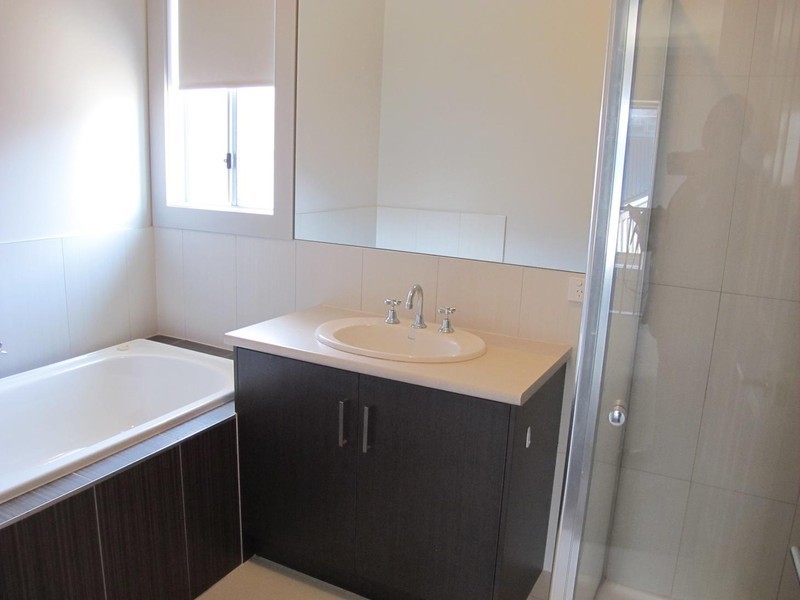 11 Irwin Gardens, Caroline Springs VIC 3023