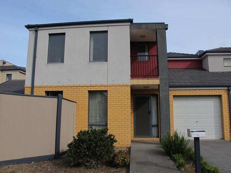 2/8 Sherdley Green, Caroline Springs VIC 3023