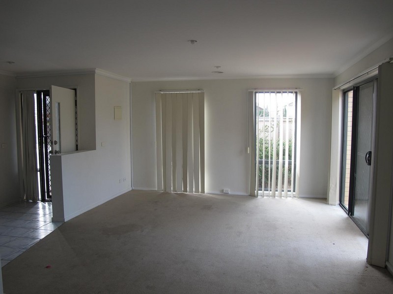 2/8 Sherdley Green, Caroline Springs VIC 3023