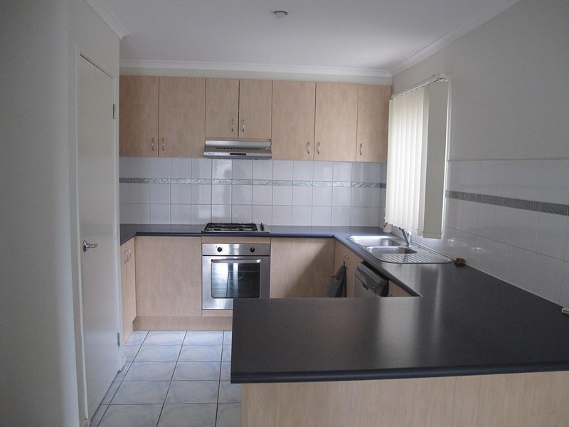 2/8 Sherdley Green, Caroline Springs VIC 3023