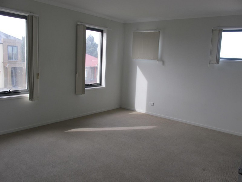 2/8 Sherdley Green, Caroline Springs VIC 3023