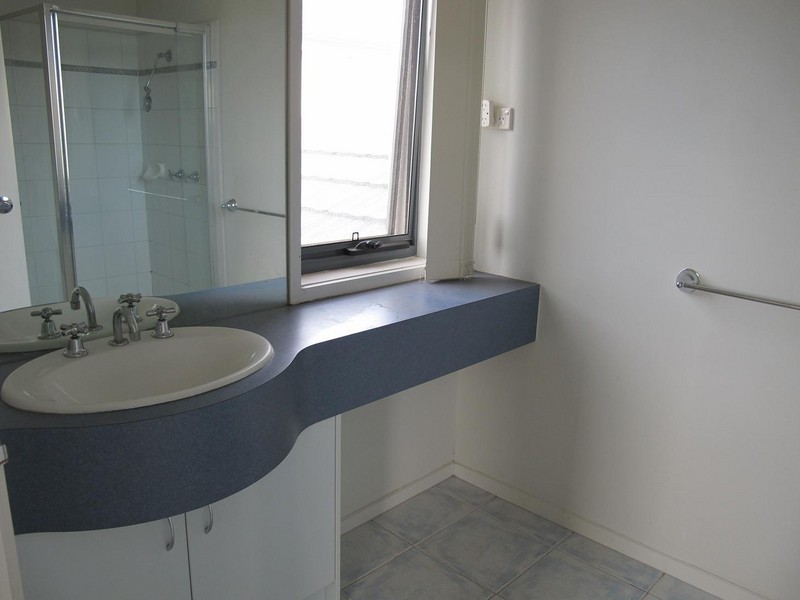 2/8 Sherdley Green, Caroline Springs VIC 3023