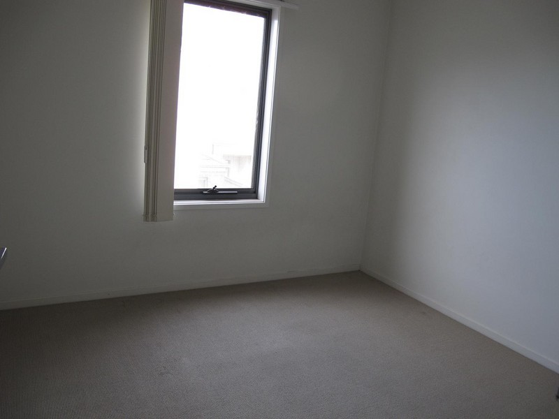 2/8 Sherdley Green, Caroline Springs VIC 3023