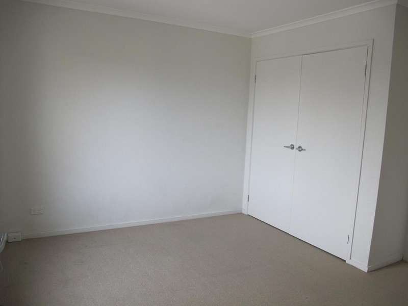 2/8 Sherdley Green, Caroline Springs VIC 3023
