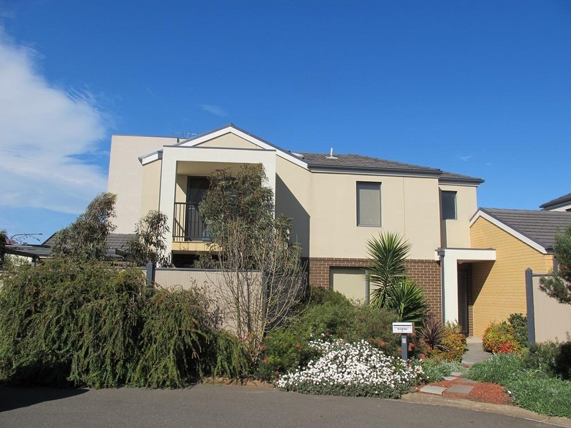 3/8 Sherdley Green, Caroline Springs VIC 3023