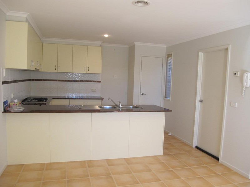 3/8 Sherdley Green, Caroline Springs VIC 3023
