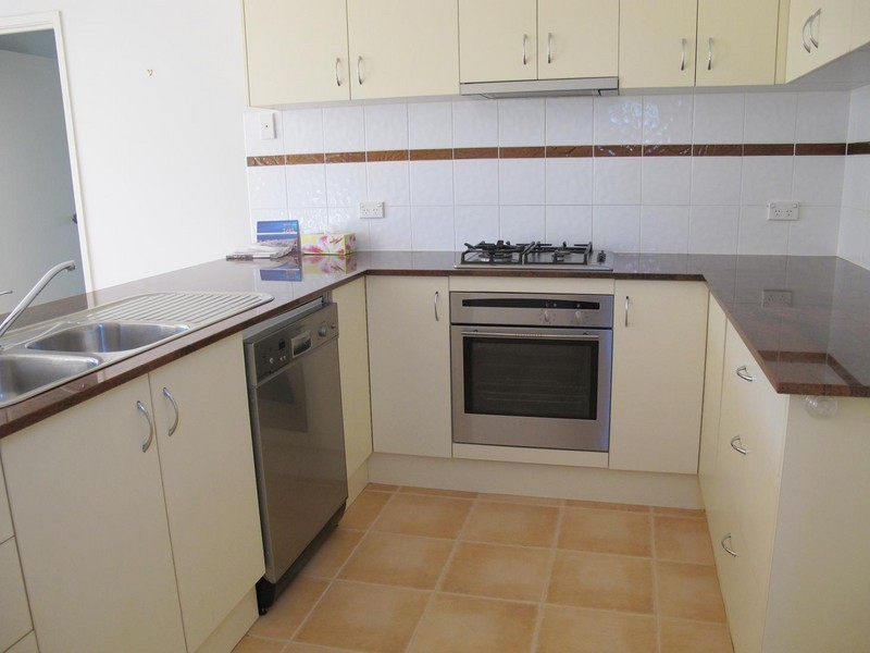 3/8 Sherdley Green, Caroline Springs VIC 3023
