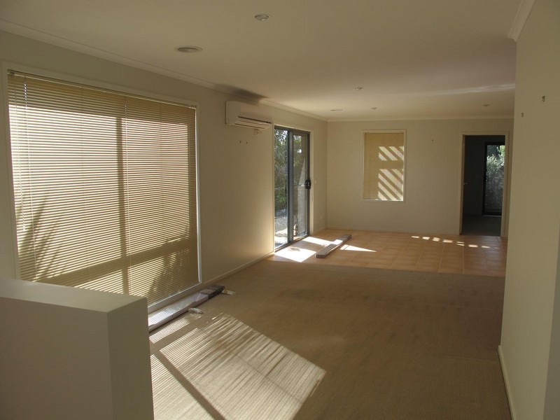 3/8 Sherdley Green, Caroline Springs VIC 3023