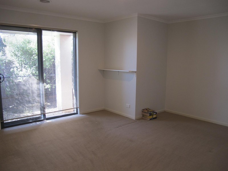 3/8 Sherdley Green, Caroline Springs VIC 3023