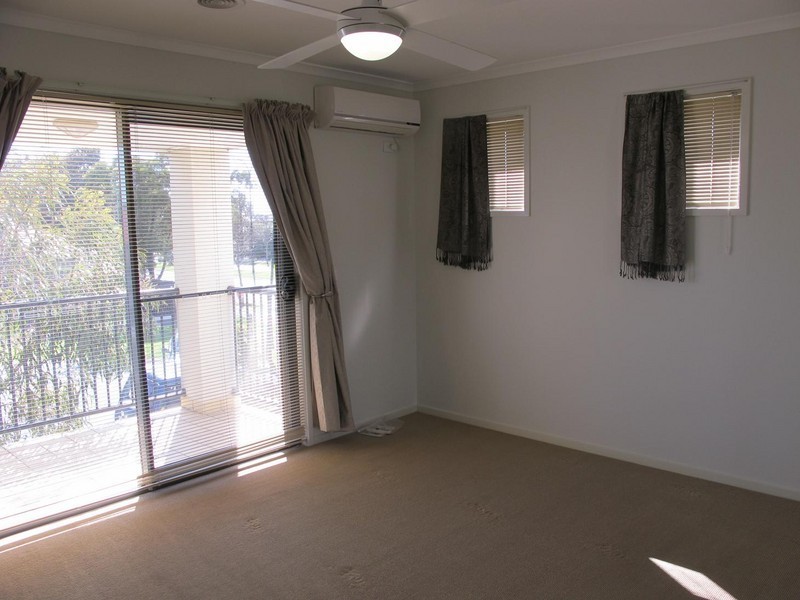 3/8 Sherdley Green, Caroline Springs VIC 3023