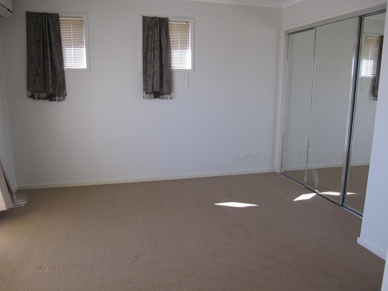 3/8 Sherdley Green, Caroline Springs VIC 3023